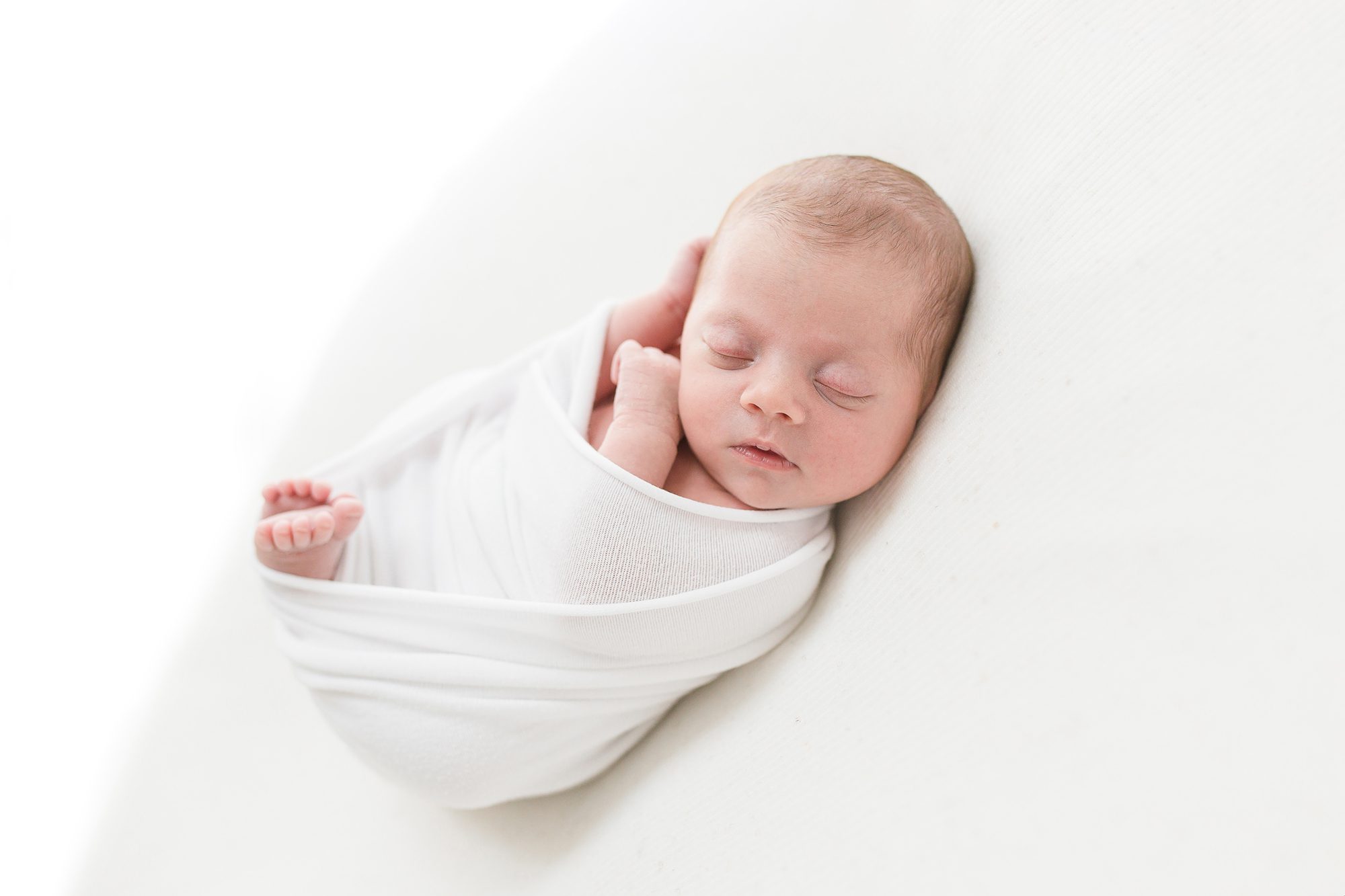 emmaillotage en séance photo naissance : douceur et apaisement pour votre bébé